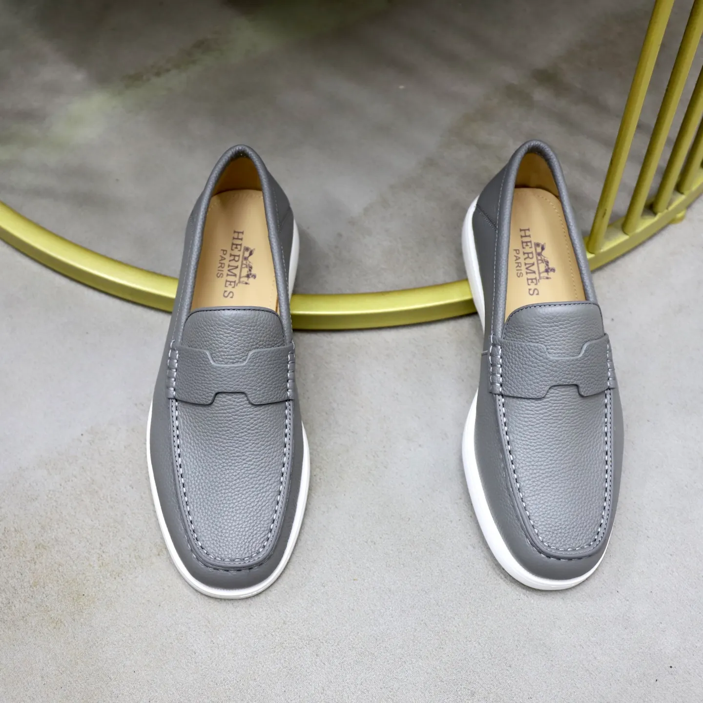 Ex-factory price: 560💰Hermès/Hermès slip-on men's shoes. This shoe is made of imported pebbled cowhide. It has simple and smooth lines and is combined with aerodynamically designed 3CM rubber foam ultra-light soles! Youthful and fashionable, classic H-shaped hardware buckle decoration, calf lining gently wraps the feet, with logo cowhide feet, casual and urban style, highlighting youthful vitality, sports and leisure version, super versatile, code number: 38-39-40-41-42-43-44 standard leather shoe size (45 can be customized but does not support returns)